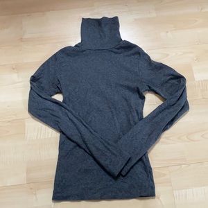 Kotn charcoal turtleneck NWOT